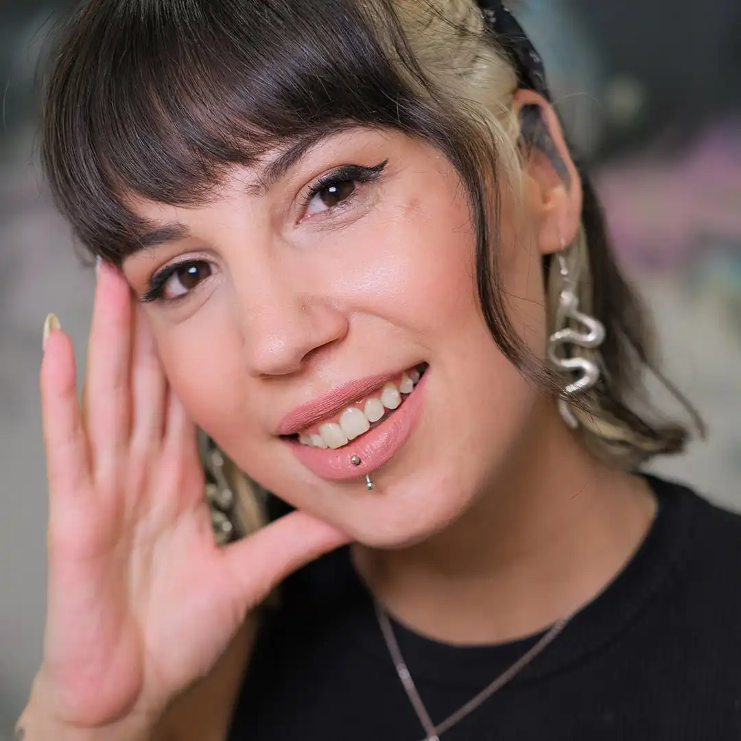 Una paciente nos muestra su aparato de ortodoncia invisible