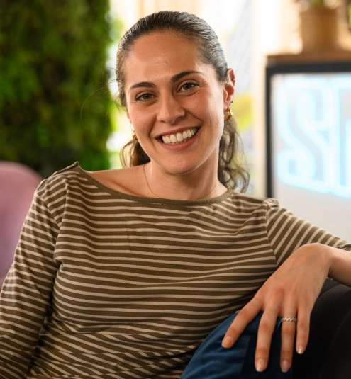 Chica posa sonriente después de haber recibido un tratamiento en Smysecret.