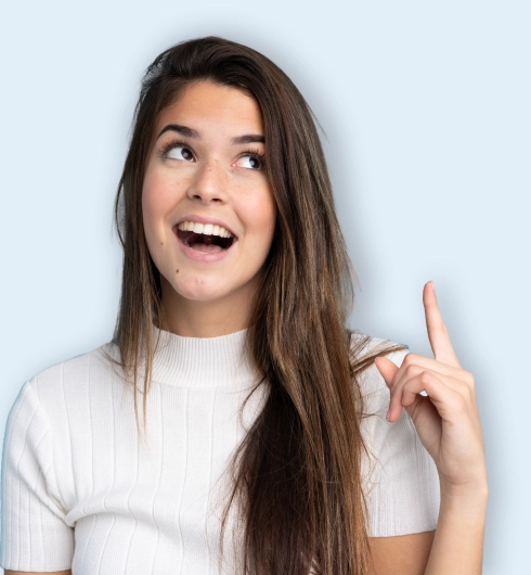 Chica posa sonriente después de haber recibido un tratamiento de ortodoncia invisible.